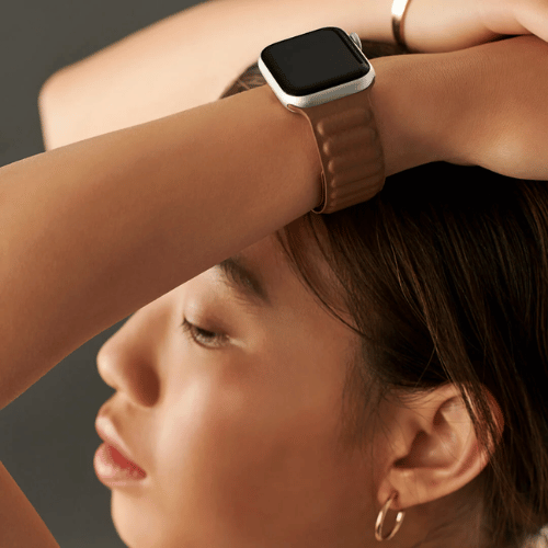 Close-up van de magnetische sluiting van een Apple Watch Leather Link-bandje