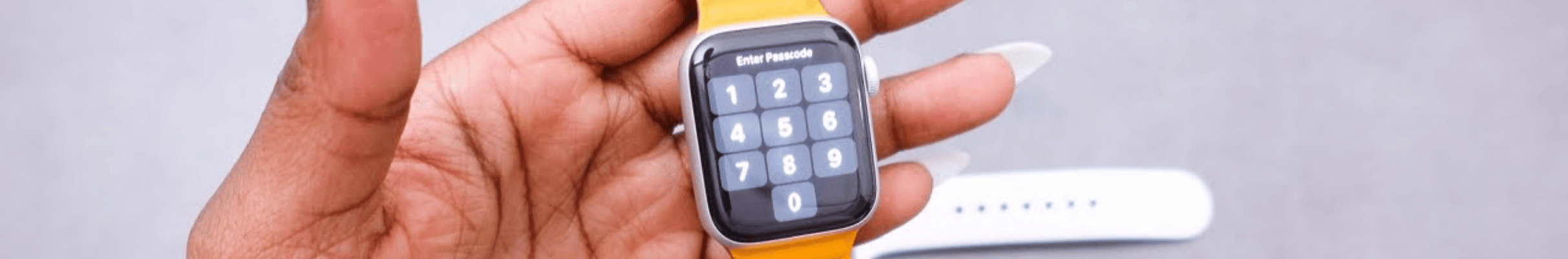 Apple Watch Leather Link-bandjes in verschillende kleuren naast elkaar
